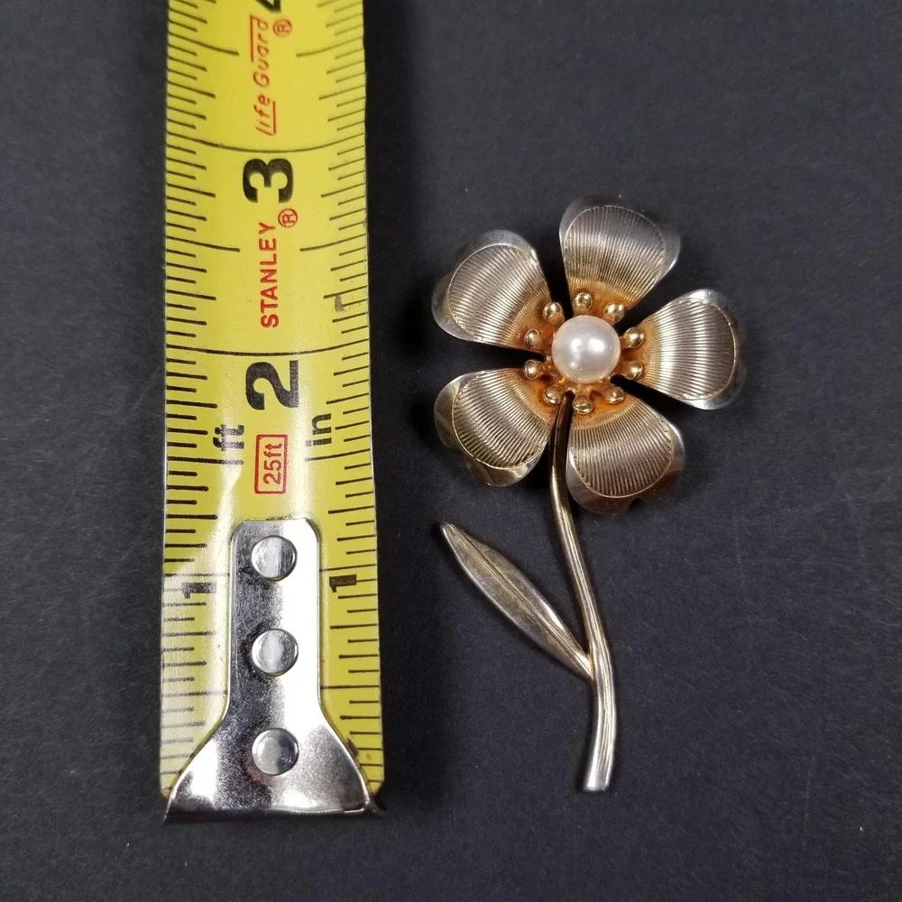 Vintage Gold Tone Flower Brooch Faux‎ Pearl Center Ribbed Petal Floral Pin